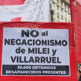 "No al negacionismo de Milei y Villarruel", reza una pancarta en una manifestación de Buenos Aires.