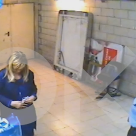 Cifuentes en el supermercado de Vallecas con un vigilante de seguridad/Okdiario