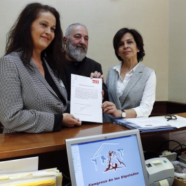 La diputada socialista de la Asamblea de Madrid Carla Antonelli (izda.), en el registro del Congreso. / SERGIO BARRENECHEA (EFE)