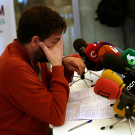 El secretario general de Podem Catalunya, Albano-Dante Fachin, durante la rueda de prensa en la que ha anunciado que dimite de su cargo y que deja de militar en la organización política debido a sus desacuerdos con la dirección estatal. EFE/Toni Albir