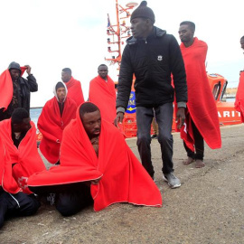 Otros 36 personas fueron rescatadas y trasladadas al puerto de Tarifa (Cádiz),entre ellos once mujeres y tres bebés, -EFE/A.Carrasco Ragel.