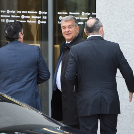 El presidente del FC Barcelona, Joan Laporta, a su llegada a una Asamblea Extraordinaria para analizar el 'caso Negreira, a 19 de abril de 2023, en Madrid.