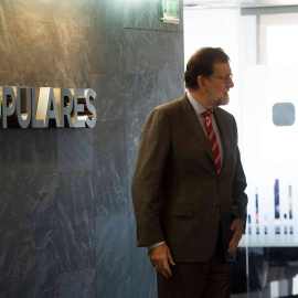 Fotografía facilitada por el PP del líder del partido, Mariano Rajoy (i) y la secretaria general, María Dolores de Cospedal, antes de la reunión del Comité de Dirección del partido celebrada este lunes en la sede de la calle Génova. EFE/David Mudar