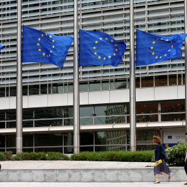 Banderas de la UE a media asta en Bruselas. /REUTERS