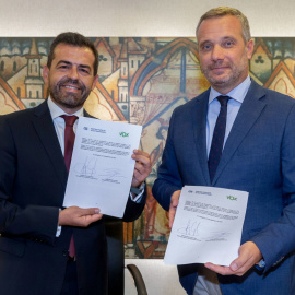 Los portavoces de Vox Rubén Martínez y del PP Joaquín Segado en el parlamento murciano se dan la mano tras la firma del acuerdo de gobierno este martes en la Asamblea Regional en Cartagena.