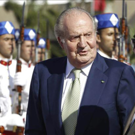 El rey Juan Carlos acompañado del rey Mohamed VI en el aeropuerto de Rabat, Marruecos. - EFE