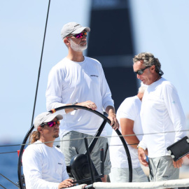 Felipe VI navega en la regata a bordo del TP52 'Aifos' a su llegada al Real Club Naútico de Palma, a 31 de julio de 2023, en Palma de Mallorca.