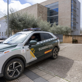 El detenido por el crimen de Hinojal sale del Palacio de Justicia de Cáceres en un vehículo de la Guardia Civil tras declarar, en Cáceres, Extremadura.