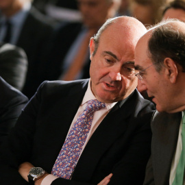 El ministro de Economía, Luis de Guindos, y el presidente de Iberdrola, José Ignacio Sánchez Galán, charlan durante la inauguración de la jornada organizada por Pimco y El Confidencial. EFE/ Mariscal