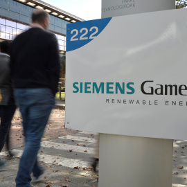 El logo de Siemens Gamesa a la entrada de la sede de la compañía de aerogeneradores en el parque tecnológico de  Zumudio, cerca de Bilbao. REUTERS/Vincent West