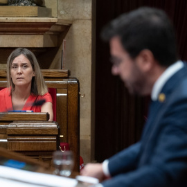 La presidenta de los comuns en el Parlament, Jéssica Albiach, durante una intervención de Pere Aragonès.