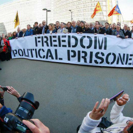 200 alcaldes soberanistas reclaman en Bruselas "libertad para los presos políticos" catalanes. | OLIVIER HOSTALET (EFE)