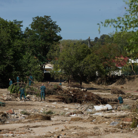 Varios agentes de Guardia Civil continúan las labores de búsqueda de un desaparecido en Villamanta, Madrid.