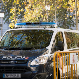 Uno de los furgones policiales que trasladan a los exconsellers encarcelados, con Oriol Junqueras a la cabeza, y los líderes independentistas Jordi Sánchez y Jordi Cuixart, se dirige desde la Audiencia Nacional al Tribunal Supremo donde hoy comparecen p