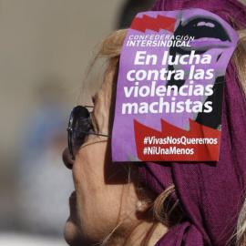 Una mujer con el cartel contra la violencia machista en una marcha. EFE/J. J. Guillén