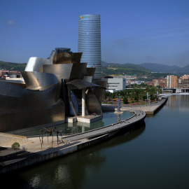 Vista de la Torre Iberdrola en Bilbao, detras del Museo Guggenheim.