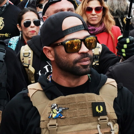 Imagen de archivo del líder de Proud Boys, Enrique Tarrio, durante una marcha hacia Freedom Plaza, en Washington, (EE.UU) el 12 de diciembre de 2020.