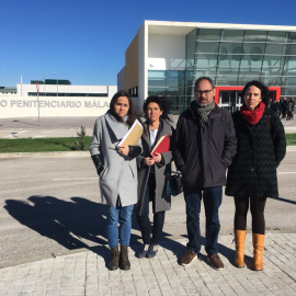 La delegación de Podemos que ha visitado este viernes la cárcel de Archidona, donde Interior ha encerrado a casi 600 migrantes recién llegados en patera.