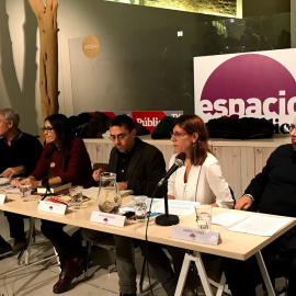 Mesa de debate formada por Enrique del Olmo, como moderador, y Núria Parlón, Juan Carlos Monedero, Laura Camargo y Gabriel Flores, como ponentes.