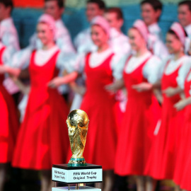 Vista del trofeo de campeón en el escenario durante el sorteo del Mundial de Rusia 2018 que se celebra en el Palacio del Kremlin de Moscú, Rusia. EFE/Yuri Kochetkov
