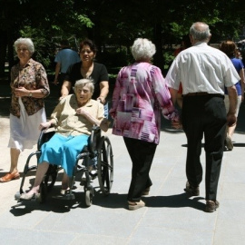 Imagen de unos pensionistas de paseo. E.P.