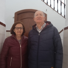 13/3/24 - Carmen Guerrero e Ildefonso Portillo, delante de su vivienda desde hace 49 años, como porteros del convento de las Capuchinas de San Fernando.