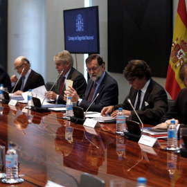 El presidente del Gobierno, Mariano Rajoy, preside en el Complejo de La Moncloa, la reunión del Consejo de Seguridad Nacional rodeado de sus ministros. | CÉSAR PORRAS (EFE)