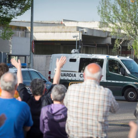 Varias personas protestan durante la octava jornada del juicio en la Audiencia Nacional por la agresión a dos guardias civiles en Altsasu. / EFE