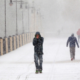 Varias personas entre la nieve en una calle de Teruel. EFE/ Antonio Garcia