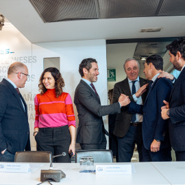 Isabel Díaz Ayuso conversa con Miguel Tellado antes del Comité Ejecutivo Nacional del PP celebrado el 20 de febrero de 2024.