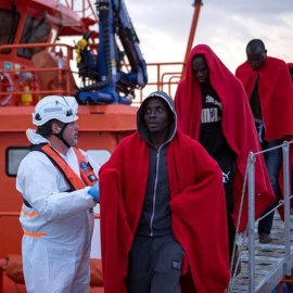 Un grupo de 38 inmigrantes de origen subsahariano llegan al puerto de Motril ayer, miércoles. ( MIGUEL PAQUET | EFE)