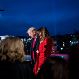 El presidente de EEUU, Donald Trump y la primera dama, Melania Trump, salen del escenario después de participar en la ceremonia de iluminación del Árbol Nacional de Navidad. EFE