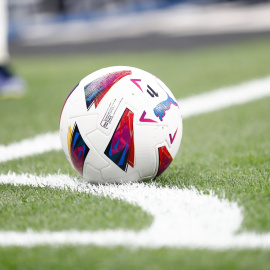 Foto de archivo de un balón antes de comenzar un partido de fútbol.