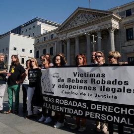 Un grupo de víctimas de bebés robados y adoptados ilegales durante una concentración ante el Congreso de los Diputados / EFE