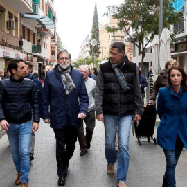 Mariano Rajoy, Xavier Garcia Albiol i Andrea Levy passegen per Castelldefels en un dels seus actes de precampanya / EFE Tarek Mohamed