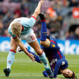 El centrocampista danés del Celta Daniel Wass y el centrocampista del FC Barcelona Denis Suárez durante el partido correspondiente a la decimocuarta jornada de LaLiga Santander disputado en el Camp Nou. EFE/Alberto Estévez.