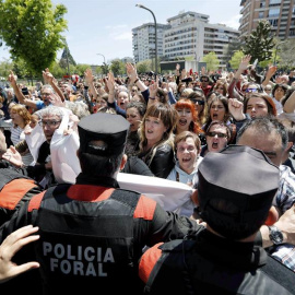 La plaza situada ante el Palacio de Justicia de Pamplona ha sido escenario de momentos de gran tensión cuando los cientos de manifestantes que están expresando su indignación por el fallo judicial de La Manada han hecho retroceder al cordón policial q
