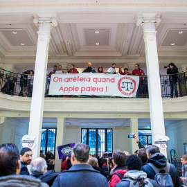 Activistas de ATTA, ocupan la tienda de Apple en París para denunciar la evasión fiscal de la empresa./EFE