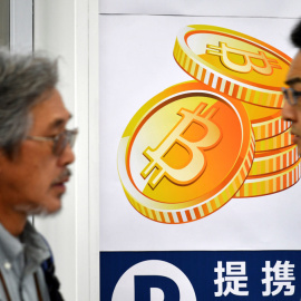 El logo de la moneda bitcóin en el escaparate de una tienda de electrónica del centro de Tokio (Japón). EFE/ Franck Robichon