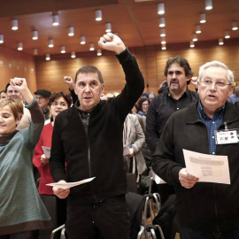 El hasta hoy presidente de la formación Aralar, Patxi Zabaleta (derecha),junto al coordinador general de EH Bildu, Arnaldo Otegi (centro), y la secretaria general del ya exento partido, Rebeka Ubera (izquierda). | VILLAR LÓPEZ (EFE)