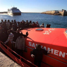 Una embarcación de Salvamento Marítimo llega al Puerto de Tarifa. | EFE