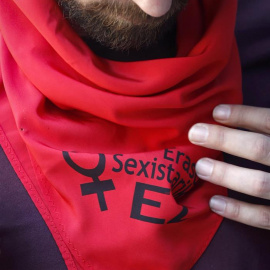 Un joven con un pañuelo típico de Sanfermín contra la violencia sexista. EFE/ Villar López