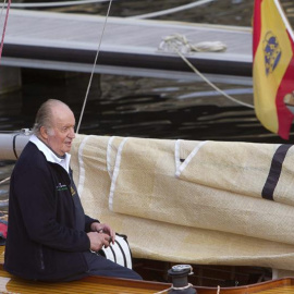 El rey Juan Carlos, a bordo del Ian, que rebautizará como 'Bribón'. SALVADOR BAS (EFE)