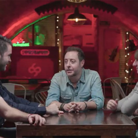 Un instante de la entrevista del periodista Fernando Navarro al grupo Supersubmarina.