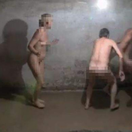 Polémica por un vídeo de personas desnudas jugando en una cámara de gas nazi