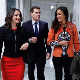 El líder de Ciudadanos, Albert Rivera, junto a la cabeza de lista de Ciudadanos en las elecciones del 21 de diciembre, Inés Arrimadas, y la portavoz de Ciudadanos en el Ayuntamiento de Madrid, Begoña Villacís, a su llegada al desayuno informativo de h