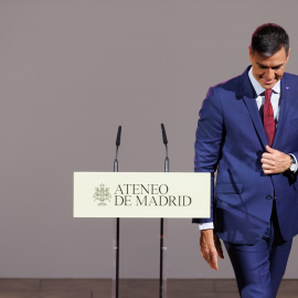 El presidente del Gobierno en funciones y secretario general del PSOE, Pedro Sánchez, tras intervenir durante un encuentro en el Ateneo de Madrid