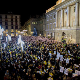 Un momento de la concentración llevada a cabo en la plaza Sant Jaume de Barcelona, para protestar por la decisión del juez de dejar en prisión al exvicepresidente del Govern Oriol Junqueras, el exconseller de Interior Joaquim Forn, el expresidente de l