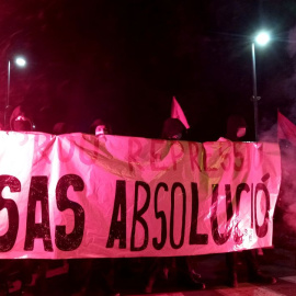 Una pancarta demana l'absolució d'Adrian Sas, en una protesta a Vilafranca del Penedès, en una imatge d'arxiu