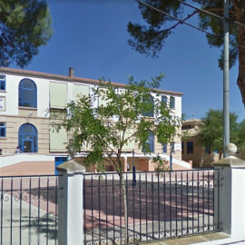 Fachada del CEIP Gloria Fuertes en Caudete, Albacete. / Maps